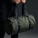 Saco de ginásio em nylon reciclado com compartimento para calçado cor verde-escuro vista de ambiente 
