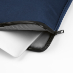 Capa resistente e impermeável para portátil em nylon reciclado 15,6'' cor azul-marinho vista de detalhe 
