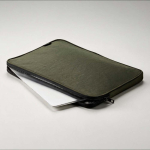 Capa resistente e impermeável para portátil em nylon reciclado 15,6'' cor verde-escuro vista de ambiente 