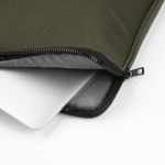 Capa resistente e impermeável para portátil em nylon reciclado 15,6'' cor verde-escuro vista de detalhe 