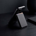 Porta-cartões magnético 2 em 1 em pele vegan com suporte para telemóvel cor preto vista de ambiente 