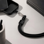 Cordão universal ajustável para telemóvel em poliéster reciclado cor preto vista de ambiente 
