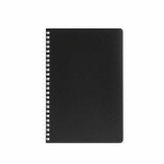 Caderno A5 com capa flexível e espiral lateral, páginas pautadas cor preto vista frontal 