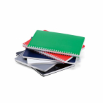 Caderno A5 com capa flexível e espiral lateral, páginas pautadas vista de detalhe 