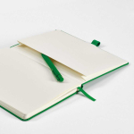 Caderno ecológico de capa dura com bolso interior e páginas pautadas A5 cor verde vista de detalhe 