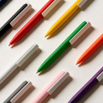 Esferográfica em plástico reciclado com design ultraleve e tinta azul