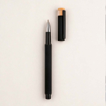 Caneta roller em alumínio reciclado e bambu com tinta azul cor preto vista de ambiente 