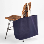 Saco de compras em algodão reciclado de 32 L com fole 400 g/m² cor azul-marinho vista de ambiente 