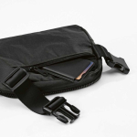 Bolsa de cintura impermeável em nylon reciclado com bolso traseiro 1,5L cor preto vista de detalhe 