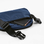 Bolsa de cintura impermeável em nylon reciclado com bolso traseiro 1,5L cor azul-marinho vista de detalhe 