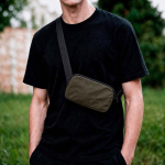 Bolsa de cintura impermeável em nylon reciclado com bolso traseiro 1,5L cor verde-escuro vista de ambiente 