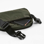 Bolsa de cintura impermeável em nylon reciclado com bolso traseiro 1,5L cor verde-escuro vista de detalhe 