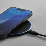 Carregador sem fios magnético em alumínio reciclado USB-C e 15W cor preto vista de detalhe 