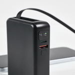 Powerbank compacta com cabo retrátil e carregamento rápido 10.000 mAh cor preto