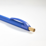 Caneta de alumínio reciclado com acabamento borracha, tinta azul cor azul real