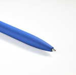 Caneta de alumínio reciclado com acabamento borracha, tinta azul cor azul real