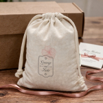 Saco pequeno em material ecológico com cordões a condizer 140 g/m²