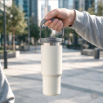 Copo térmico em aço inoxidável com palhinha rebatível e bocal 900ml