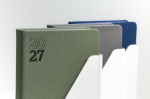 Agenda A5 em pele sintética com aba triangular magnética cor verde oliva