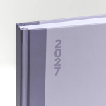 Agenda diária em papel couché com acabamento laminado e marcador A5 cor violeta