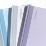 Agenda diária em papel couché com acabamento laminado e marcador A5 cor violeta