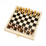Jogo de xadrez apresentado em estojo com peças de madeira cor natural terceira vista