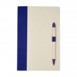 Set de caderno/caneta, cartão reciclado, folhas A5 pautadas cor azul-marinho segunda vista frontal