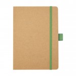 Caderno de papel reciclado, porta-caneta, folhas A5 pautadas cor verde segunda vista frontal