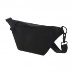 Bolsa de cintura de material reciclado com alça e fecho com clipe cor preto vista detalhe com logo