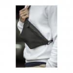 Bolsa de cintura de material reciclado com alça e fecho com clipe cor preto imagem de estilo de vida 2
