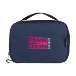 Bolsa de rPET com mosquetão ideal para gadgets cor azul-marinho vista traseira com logo