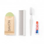 Escova de dentes, pasta, sabonete e pente cor natural primeira vista