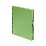 Caderno A4 com argolas e caneta para oferecer cor verde