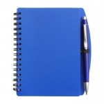 Caderno de capa dura e caneta a condizer, folhas A6 pautadas cor azul primeira vista