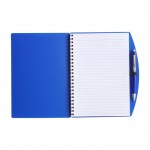 Caderno de capa dura e caneta a condizer, folhas A5 pautadas cor azul terceira vista