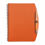 Caderno de capa dura e caneta a condizer, folhas A5 pautadas cor cor-de-laranja primeira vista