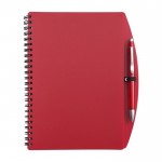 Caderno de capa dura e caneta a condizer, folhas A5 pautadas cor vermelho primeira vista
