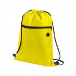 Saco tipo mochila com bolso e fecho cor amarelo primeira vista
