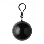 Impermeável de plástico dobrado numa bola com mosquetão cor preto primeira vista