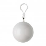 Impermeável de plástico dobrado numa bola com mosquetão cor branco primeira vista