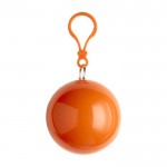Impermeável de plástico dobrado numa bola com mosquetão cor cor-de-laranja primeira vista