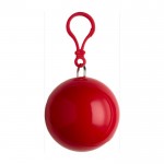 Impermeável de plástico dobrado numa bola com mosquetão cor vermelho primeira vista
