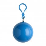 Impermeável de plástico dobrado numa bola com mosquetão cor azul-claro primeira vista