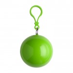 Impermeável de plástico dobrado numa bola com mosquetão cor verde-claro primeira vista
