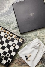 Jogo de xadrez com peças em madeira cor preto vista de ambiente
