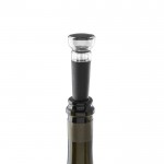 Rolha de vinho com mecanismo de vedação a vácuo ideal para garrafas cor preto quarta vista