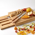 Tábua de bambu com tabuleiro deslizante e três facas de cozinha cor natural