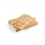 Tábua de bambu com tabuleiro deslizante e três facas de cozinha cor natural