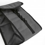 Saco térmico de RPET com acabamentos pretos e fecho enrolável cor cinzento