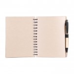 Caderno com capa de bambu e caneta cor natural primeira vista